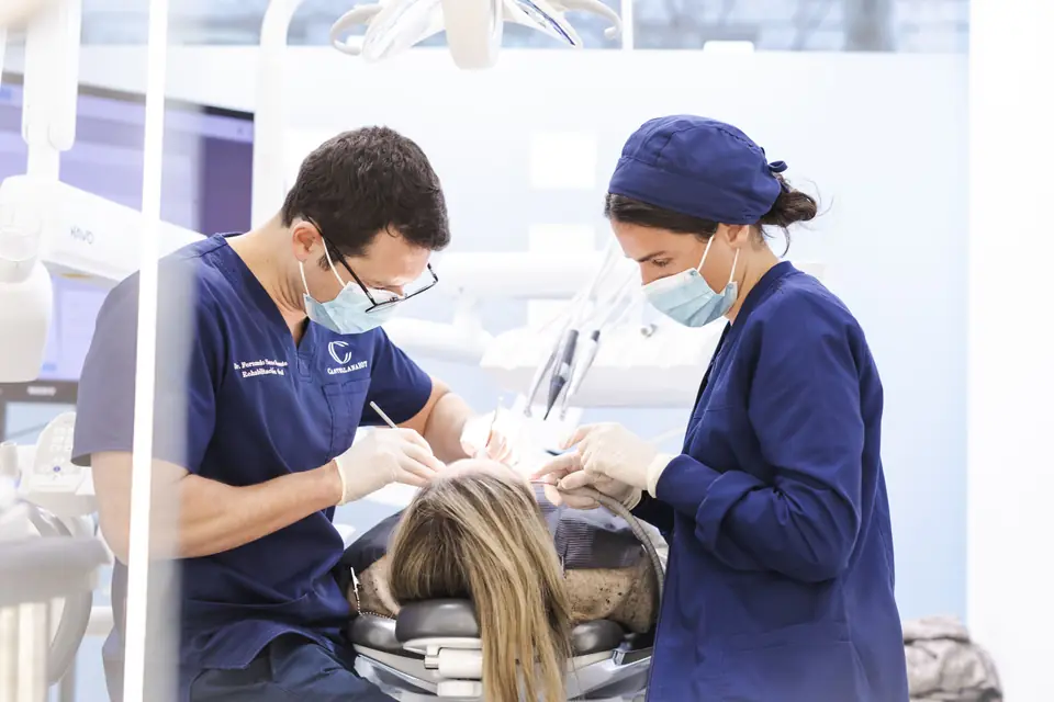 Dentistas de Castellana Clínica Dental atendiendo a una paciente